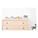 Safari Dieren 1 Muursticker A3 Tanzania Lilipinso Kinderkamer Versieren Compleet Maken Leuke Diertjes Leeuw Olifant Neushoorn Zwijn QIDDIE.com lili-S1397